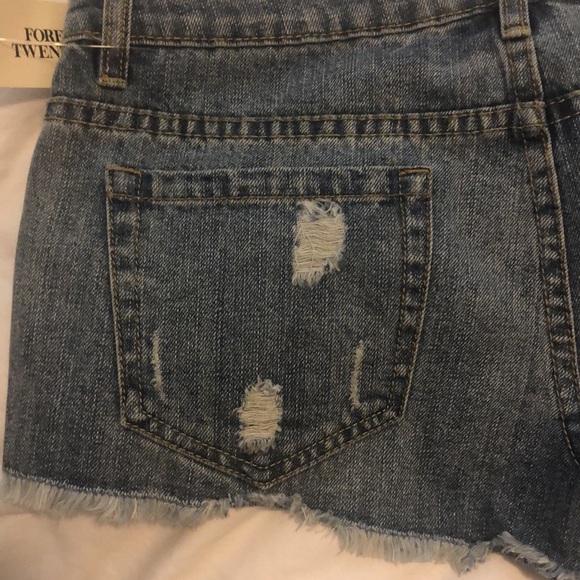 New Forever 21 distressed denim shorts w/ fray hem - Picture 4 of 4